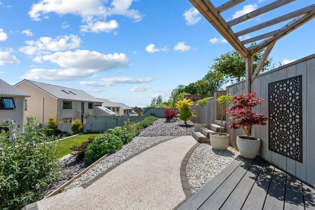 Garden pergola and decking for outdoor dining